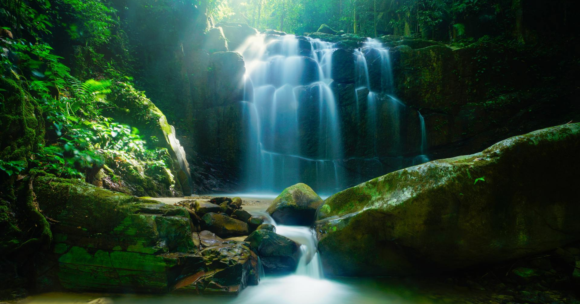 Wasserfall im Regenwald, Borneo, Malaysia Reisen