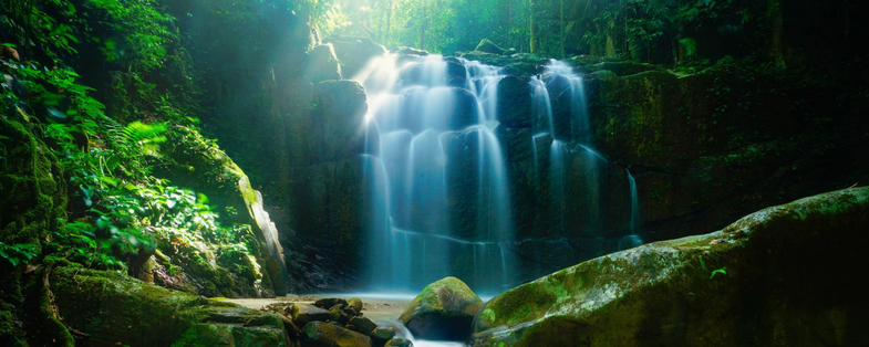 Wasserfall im Regenwald, Borneo, Malaysia Reisen