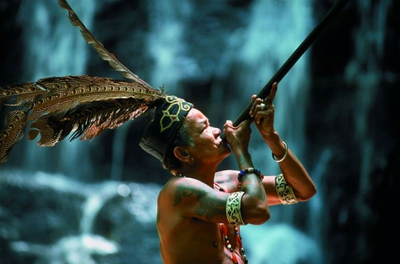 Iban Volk, traditioneller Kriegstanz, Entdeckerreise durch Westmalaysia, Borneo & Brunei