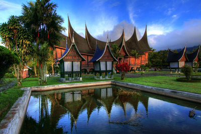 Traditionelle Häuser in Berastagi, Borneo Sumatra Rundreise, Indonesien
